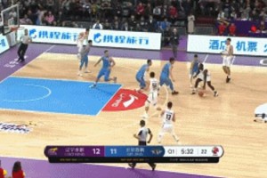  卡尔斯鲁厄中场调度流畅，行云流水配合赏心悦目