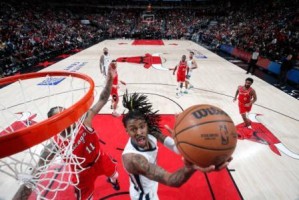  莫兰特膝盖重伤，灰熊冲击季后赛蒙阴影  